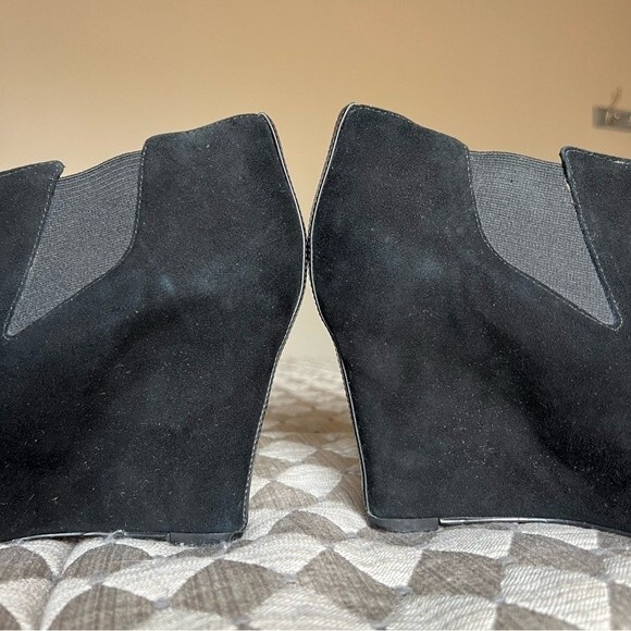 BCBGMAXAZRIA Black Suede Wedge Heeled Slip On Ankle Boots Booties Women's 9.5 - Picture 4 of 16